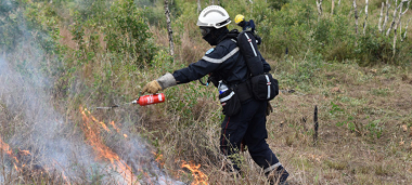 Les pompiers stagiaires ont expérimenté la technique du « feu tactique ».