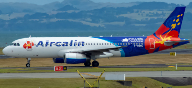 La suspension des programmes d’exploitation des services aériens réguliers internationaux au départ et à destination de la Nouvelle-Calédonie, prévue initialement jusqu’au 31 juillet, puis au 24 octobre, est prolongée jusqu’au 27 mars 2021.