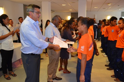 Appelés un à un, les auxiliaires de sécurité ont reçu un diplôme du gouvernement, un tee-shirt et une attestation de fin de mission de l’État.